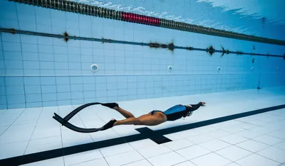 Person doing dynamic apnea