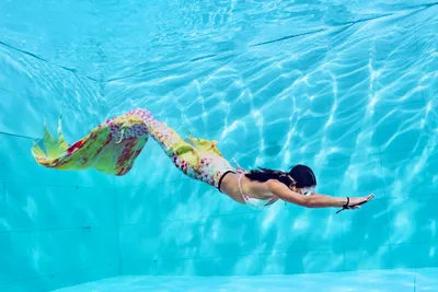 Mermaid pose underwater