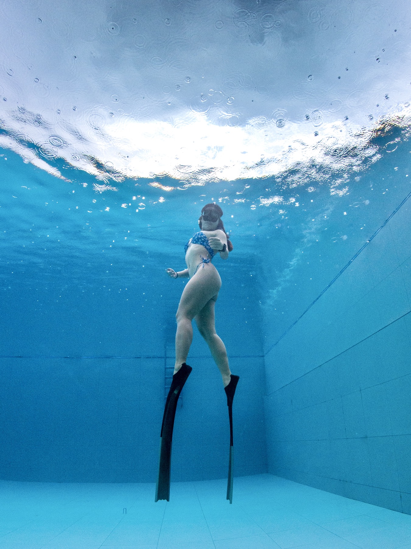Sample freediving underwater image with fins for Wave 1 Premium